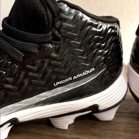 NIB [Under Armour] UA Spotlight Hammer Jr Black/White Football Cleats Youth 4.5 - Picture 9 of 12
